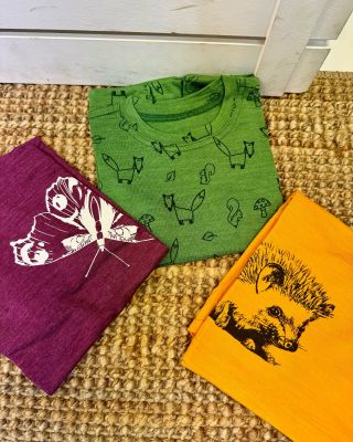 Veselé, barevné a funkční. Přesně takové oblečení si děti přejí v létě nosit. A přesně takové najdete na našem e-shopu. Z...